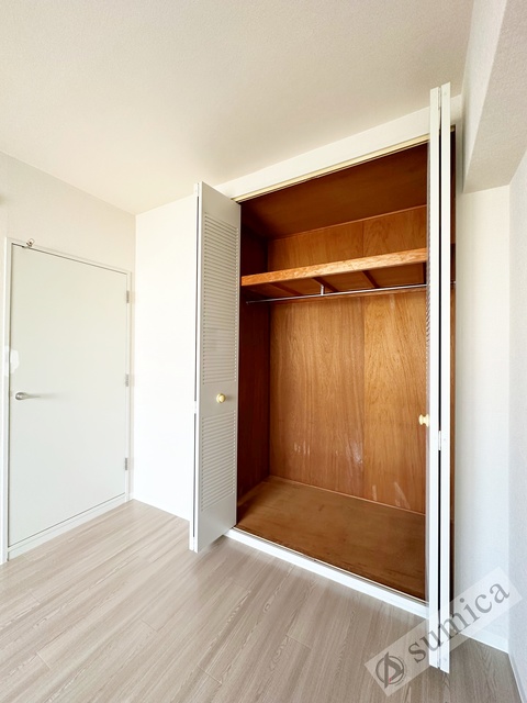 収納　ゆったり設計のクローゼット。