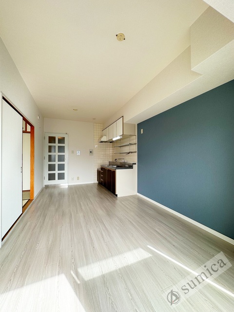 居室・リビング　アクセントクロスがオシャレを演出♪