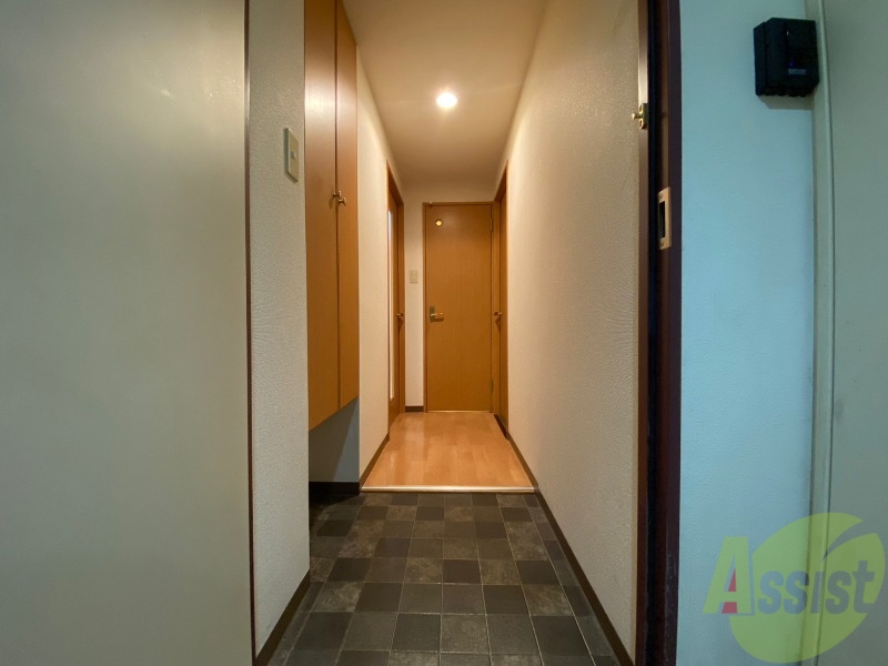 玄関　玄関の様子です。広い洋室にすぐ繋がっています。