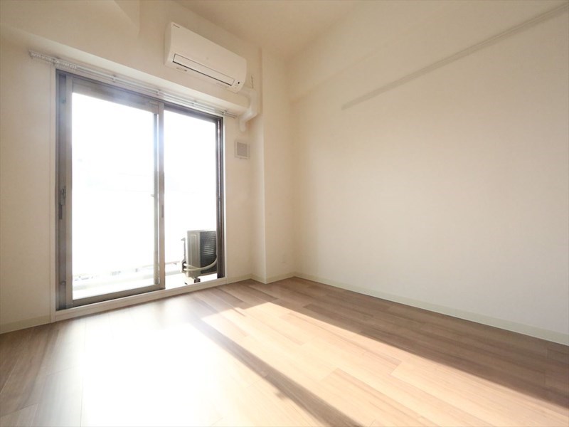 バルコニー　洋室7.3帖　エアコン完備　クローゼット付　バルコニー