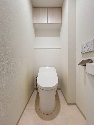 トイレ　落ち着いた色調のトイレです