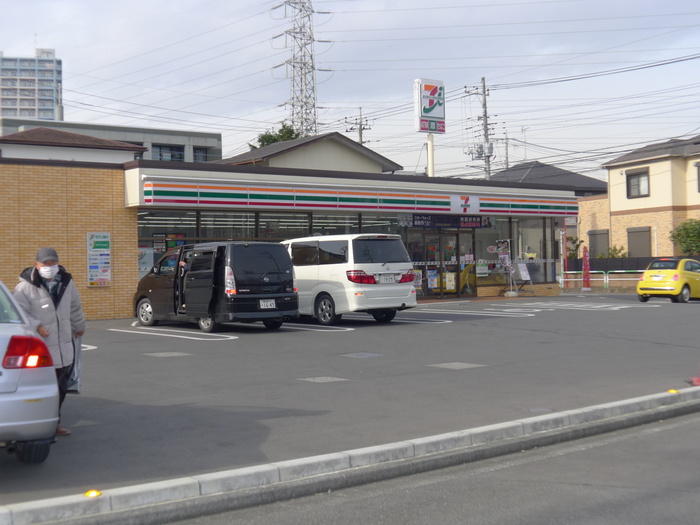 コンビニ　セブンイレブン（コンビニ）まで230m