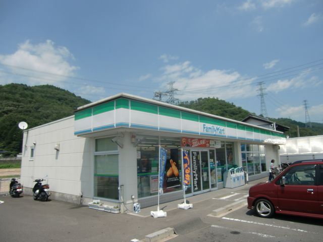 コンビニ　ファミリーマート（コンビニ）まで140m