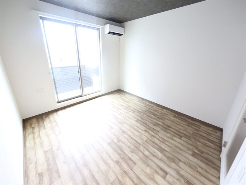 バルコニー　洋室7.39帖　クローゼット　エアコン