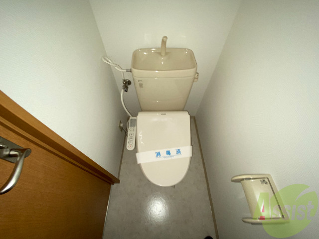 トイレ　嬉しいウォシュレット機能付きですシャワートイレは便利ですね。