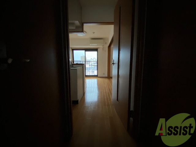 玄関　玄関から撮影しました。長い廊下を抜けると部屋があります。