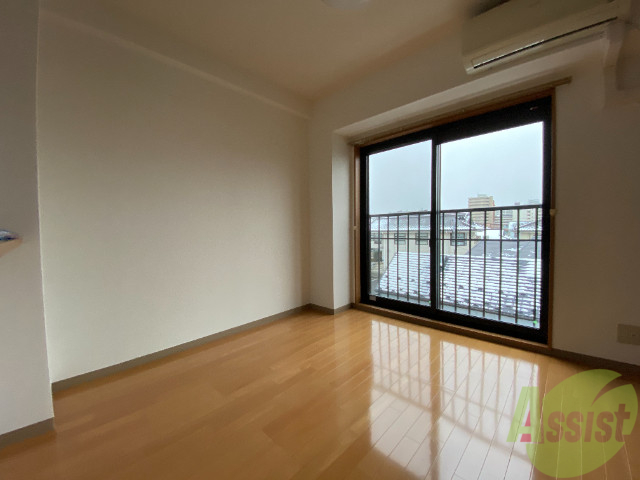 居室・リビング　こちらはリビングです。日が差して明るい雰囲気ですよ。