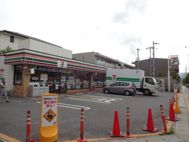 コンビニ　セブンイレブン（コンビニ）まで774m