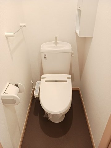 トイレ　落ち着いた色調のトイレです