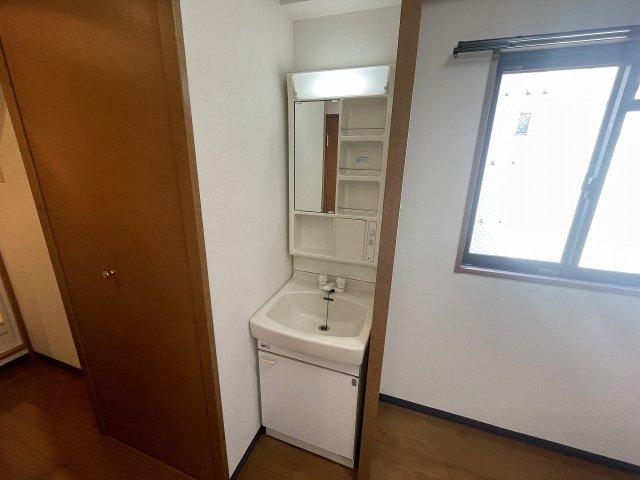 洗面設備　明るい洗面所です