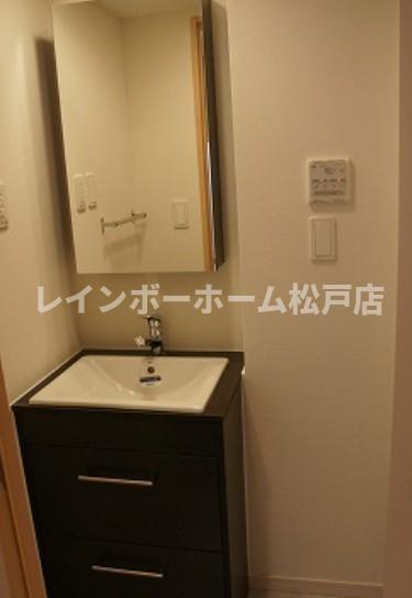 洗面設備　明るい洗面所です