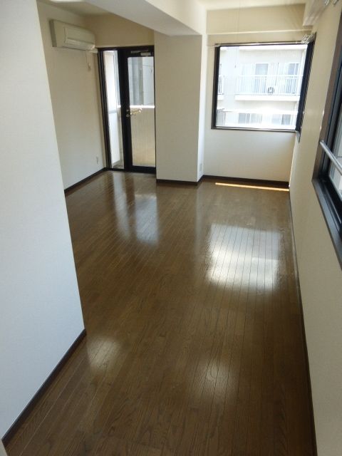 居室・リビング　★角部屋二面採光・明るい8帖の洋室です★