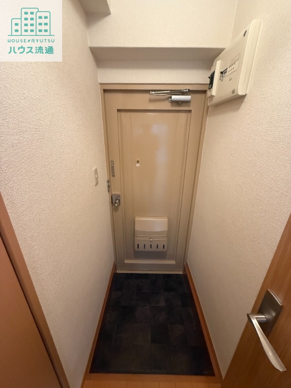 玄関　※写真は別号室