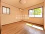 居室・リビング　３面採光！コンクリート調のクロスがオシャレなお部屋です☆