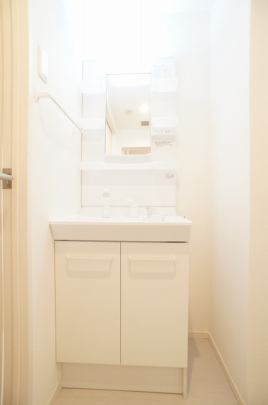 洗面設備　明るい洗面所です