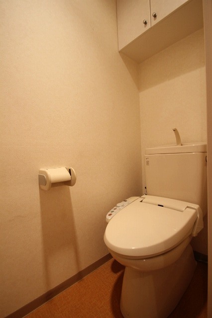 トイレ　別号室の写真です（反転）