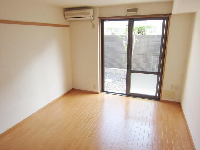 居室・リビング　★明るい洋室★安心の防犯シャッター付★