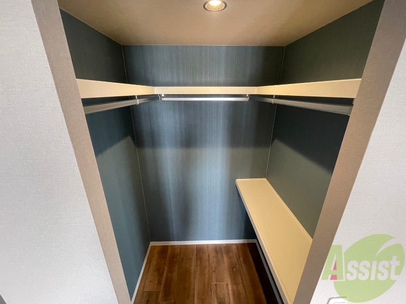 収納　こちらの収納にはハンガーをかけて服もしまえますね。