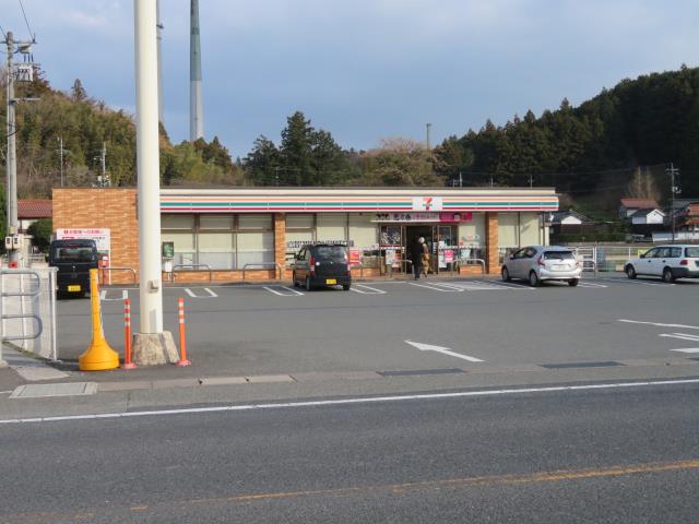 コンビニ　セブンイレブン（コンビニ）まで895m