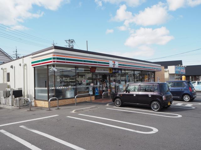 コンビニ　セブンイレブン（コンビニ）まで390m