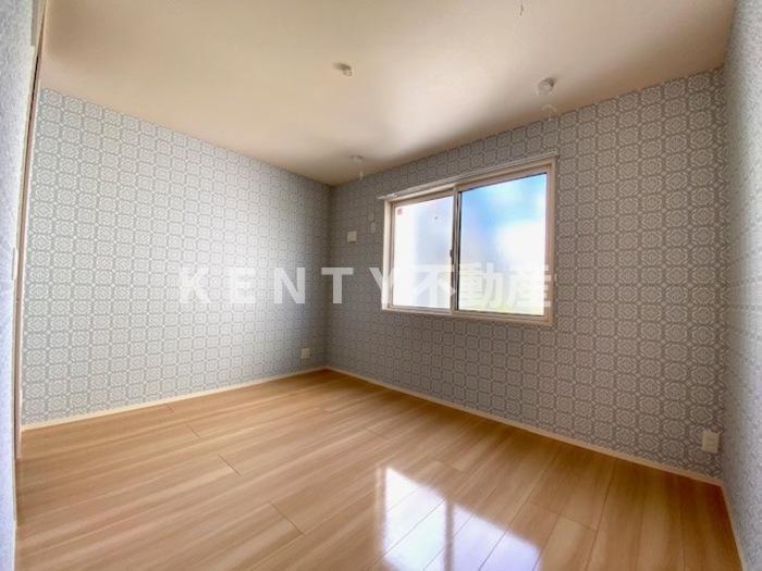 その他部屋・スペース　落ち着いた色調の寝室です