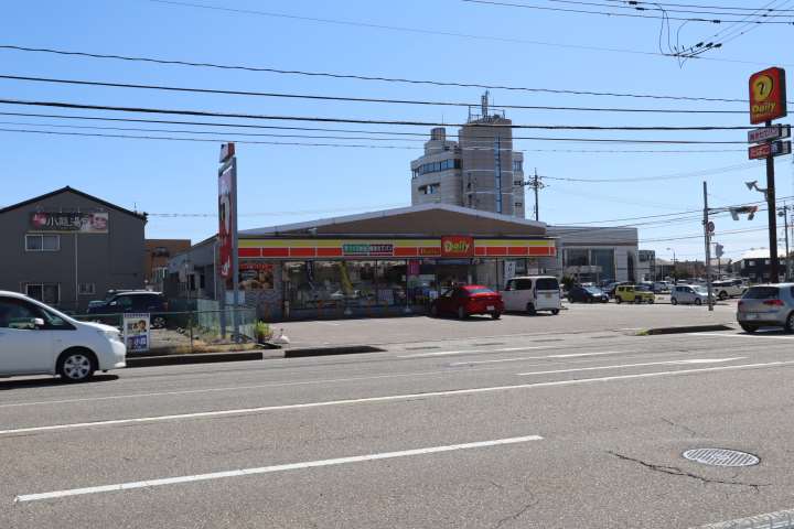 コンビニ　デイリーヤマザキ金沢大徳店（コンビニ）まで744m