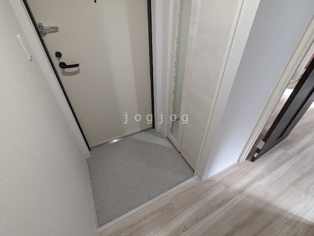 玄関　姿見付き下駄箱