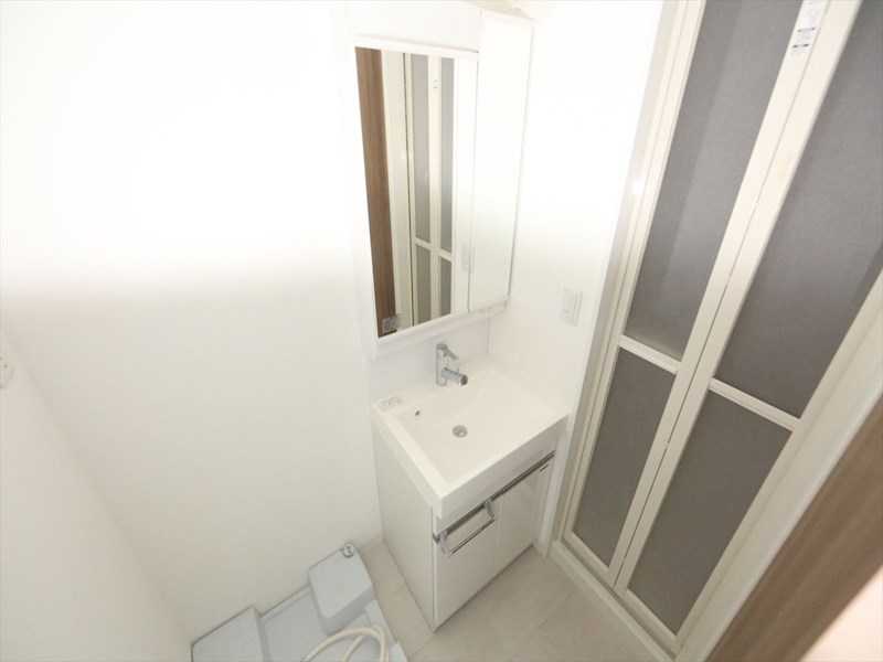 洗面設備　脱衣所　独立洗面台（シャンプードレッサー付）収納スペース有