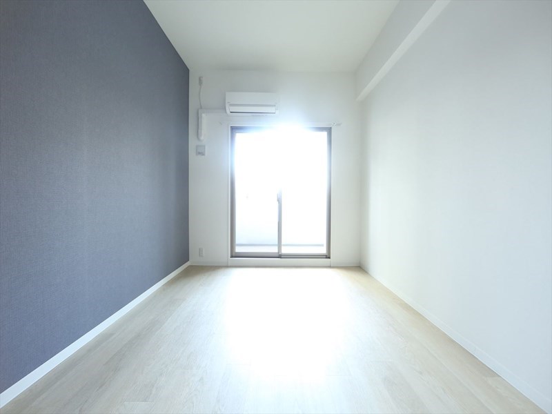 バルコニー　洋室8.4帖　エアコン完備　バルコニー