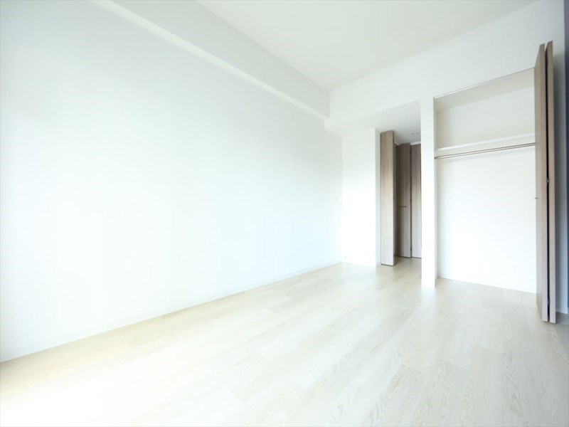 居室・リビング　洋室8.4帖　クローゼット付（収納充実してます）