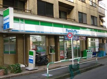 コンビニ　ファミリーマート 用賀二丁目店（コンビニ）まで161m