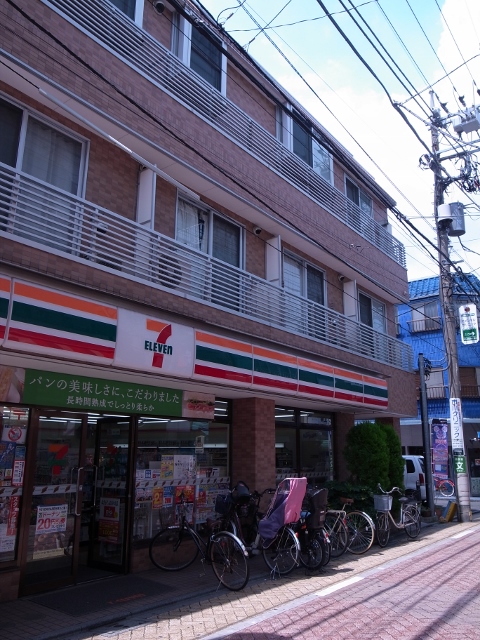 コンビニ　セブンイレブン（コンビニ）まで557m