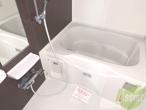 バス・シャワールーム　お風呂は追い焚き機能付きで快適にご利用いただけます。
