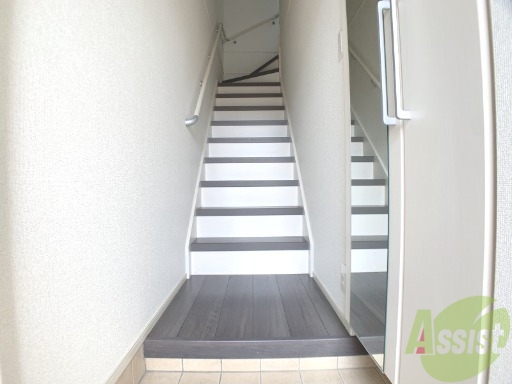 玄関　玄関の様子です。階段を上がるとリビングに繋がります。