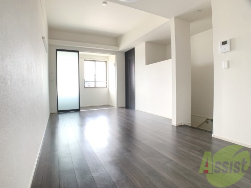 居室・リビング　１３帖のリビングは大きな窓のおかげでよく陽が差します。