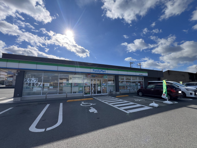 コンビニ　ファミリーマート西条小松新屋敷店（コンビニ）まで435m