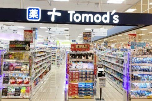 ドラックストア　トモズ鳩ヶ谷駅前店（ドラッグストア）まで750m