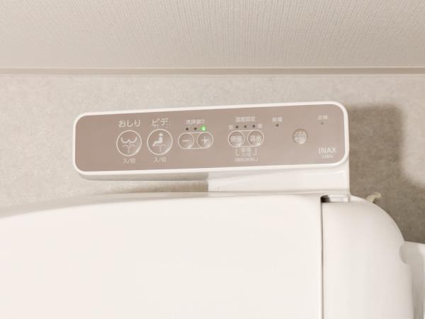 トイレ　落ち着いた色調のトイレです