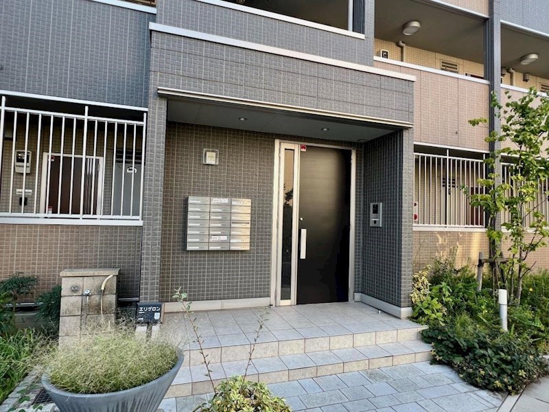 エントランス　エントランスは安全配慮のオートロック付きです