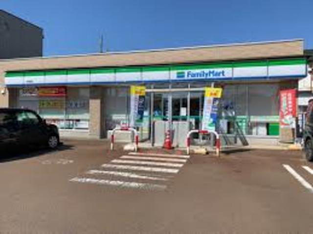 コンビニ　ファミリーマート長岡曙店（コンビニ）まで390m
