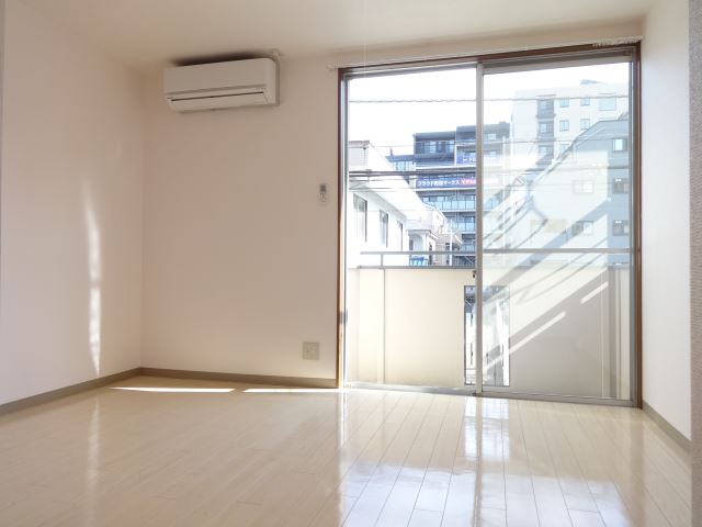 居室・リビング　大きな窓で明るい居室です