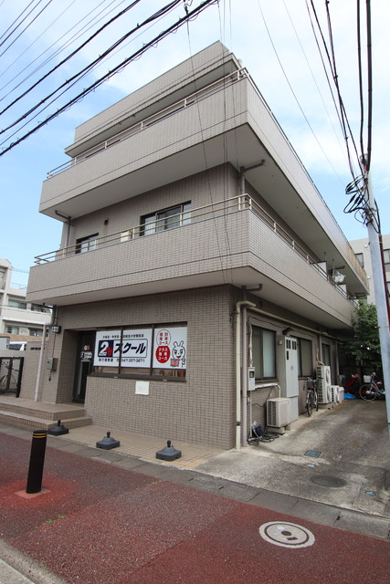 建物外観　しっかりとした外観の３階建てマンション♪