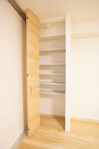 その他　キッチン横の収納は、パントリー代わりに！