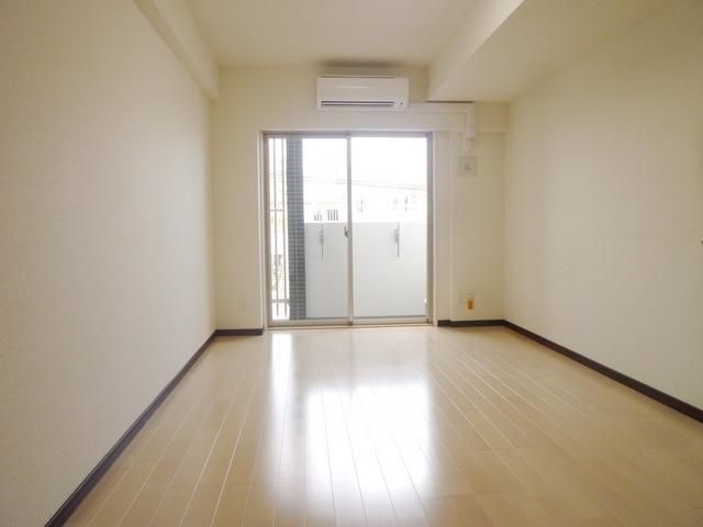 居室・リビング　★大きな窓が開放感♪★