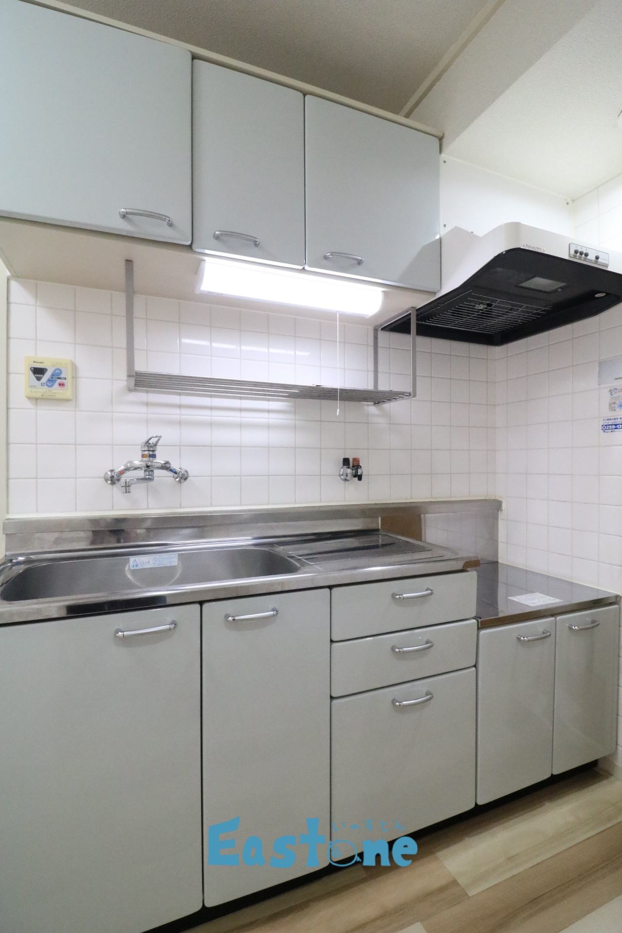 キッチン　水色のオシャレなキッチン収納が多くて便利！