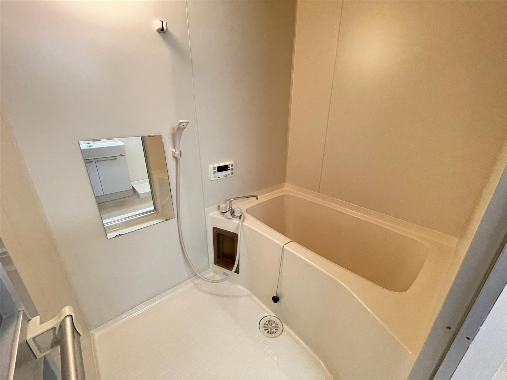 バス・シャワールーム　高温差し湯式のお風呂です♪