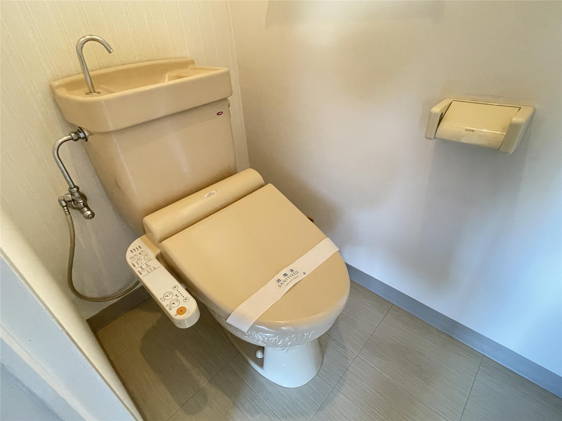 トイレ　温水洗浄便座完備です♪