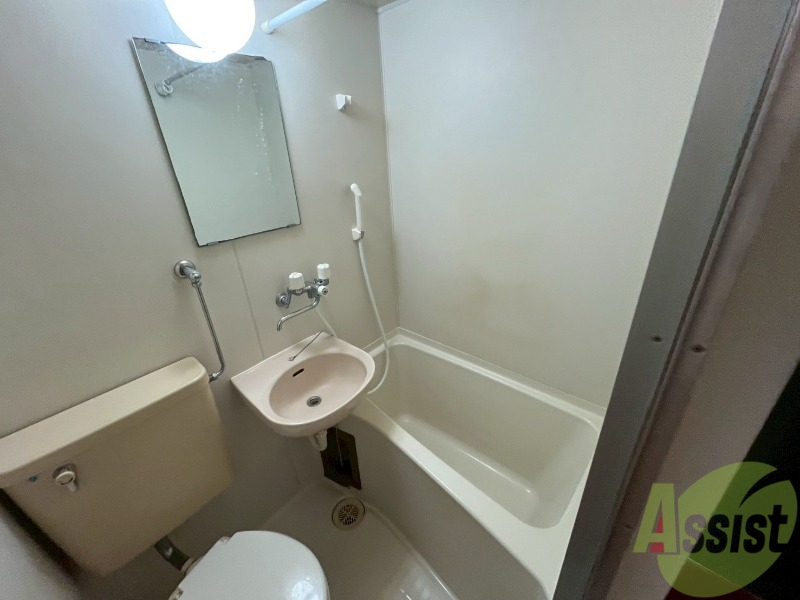 バス・シャワールーム　こちらはお風呂。一日の疲れをここで癒してください。