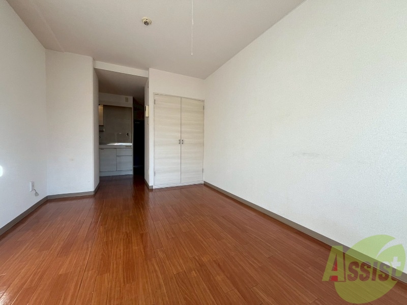 その他部屋・スペース　８帖の洋室です。広々として、きれいですね。