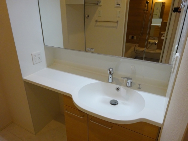 洗面設備　独立洗面台で朝の準備も快適です♪